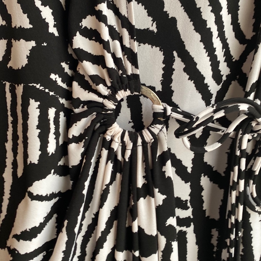 Black/white wrap dress - Picture 2 of 3